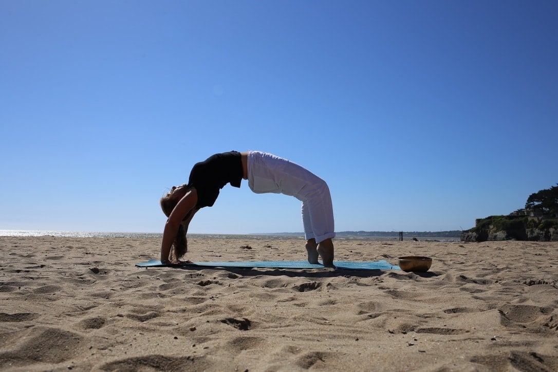 image de la posture du pont inversé sur la plage