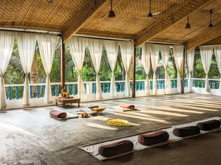 Photo montrant le shala yoga et méditation à l'étage du centre, côté plage avec vue sur la végétation