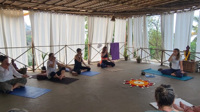 Photo de Gwladys qui donne un cours sur la respiration pendant le yoga dans un shala du centre Nalanda
