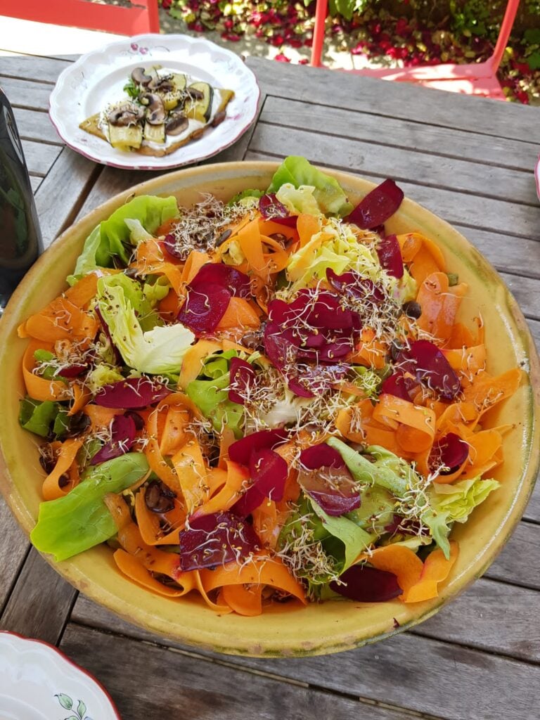 Photo d'un plat végétarien gourmand et coloré proposé dans le cadre du stage yoga et méditation dans le Morbihan