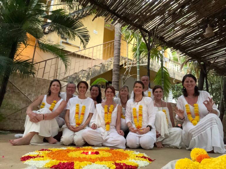 Photo de groupe en habits traditionnels lors d'une retraite à Goa, Inde